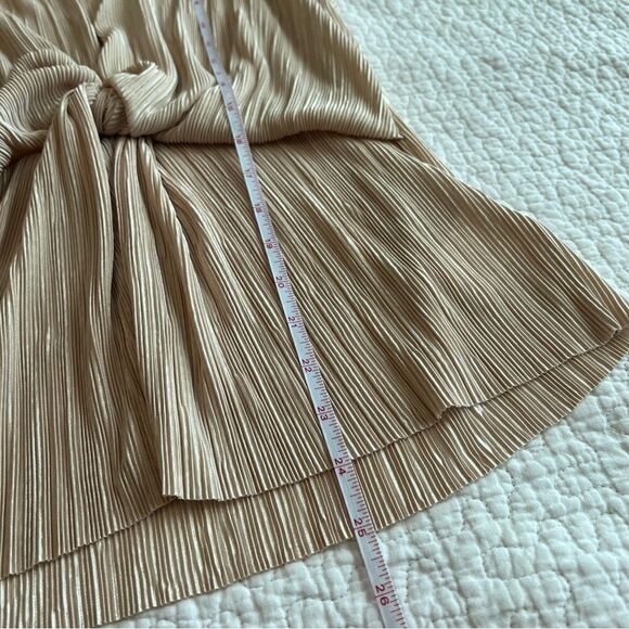 ✨ Express Women’s Champagne Crinkle Front Knot Top Small - Picture 11 of 11